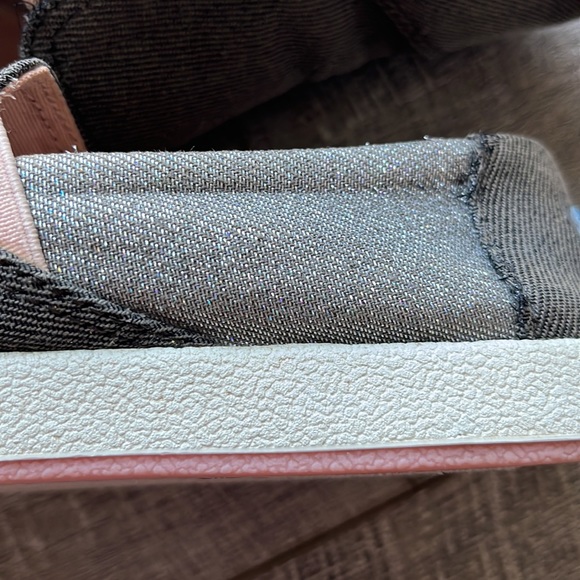 Toms Slip Ons - Picture 5 of 10